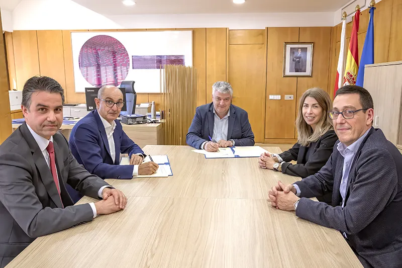 El consejero de Economía, Luis Ángel Agüeros, y Pedro Pisonero Pérez, director general de Iberaval SGR, en la firma junto a Jesús Bulnes, director del ICAF, Sandra Martínez, directora general junta de negocio de Iberaval y Rafael González Ruiz, director de la delegación de Iberaval (FOTO: Emma Portillo)