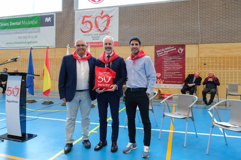 El consejero junto a los directores académico y titular del colegio. FOTO: Raúl Lucio