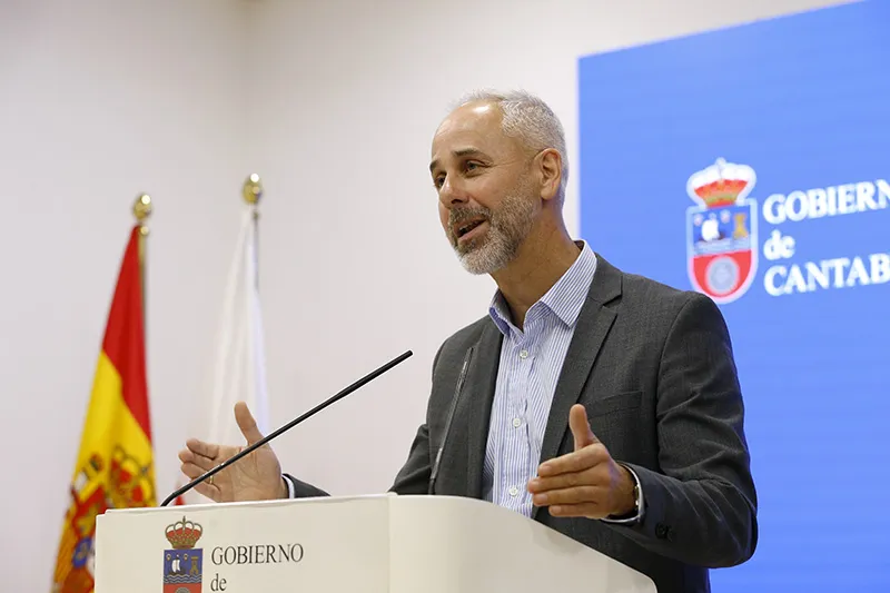 El consejero de Educación comparece ante los medios de comunicación para anunciar la aprobación del proyecto de Ley de Autoridad del Profesorado y Convivencia Escolar. (Foto: Lara Revilla)