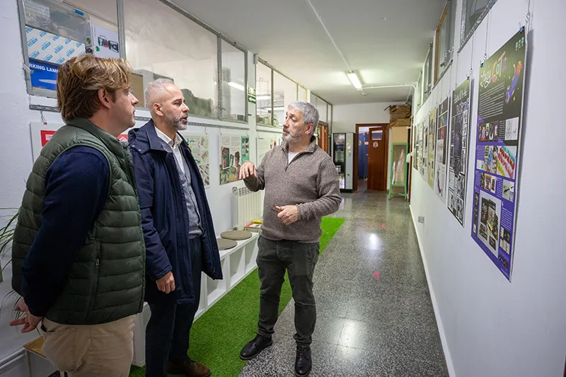 Sergio Silva junto a Pablo Diestro y Jesús García observando la exposición itinerante de los Premios Mestre. (Foto: Miguel López)