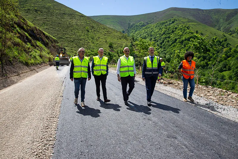 Los consejeros de Fomento, Roberto Media y Turismo, Luis Martínez Abad, visitan las obras de acceso al túnel (FOTO: Miguel López)