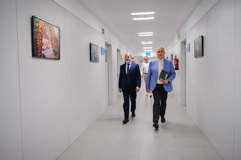 El consejero, Roberto Media, junto al rector de UNEATLÁNTICO, Rubén Calderón. (Foto: Raúl Lucio)