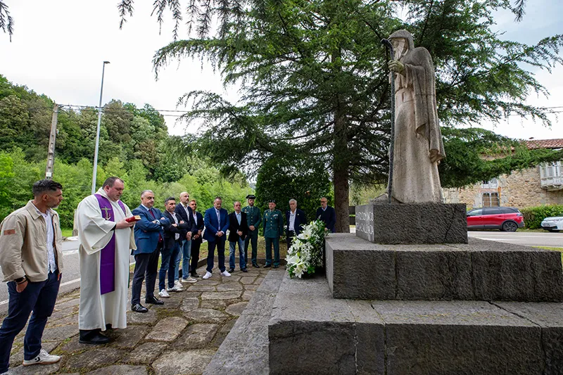 Media ha asistido a la ofrenda floral en el monumento de El Soto, en Corvera de Toranzo (Foto: Miguel López)