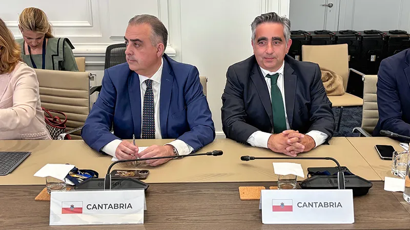 El consejero, Roberto Media, acompañado del director general de Vivienda del Gobierno de Cantabria, Carlos Montes, durante la sectorial (FOTO: Oficina de Comunicación)