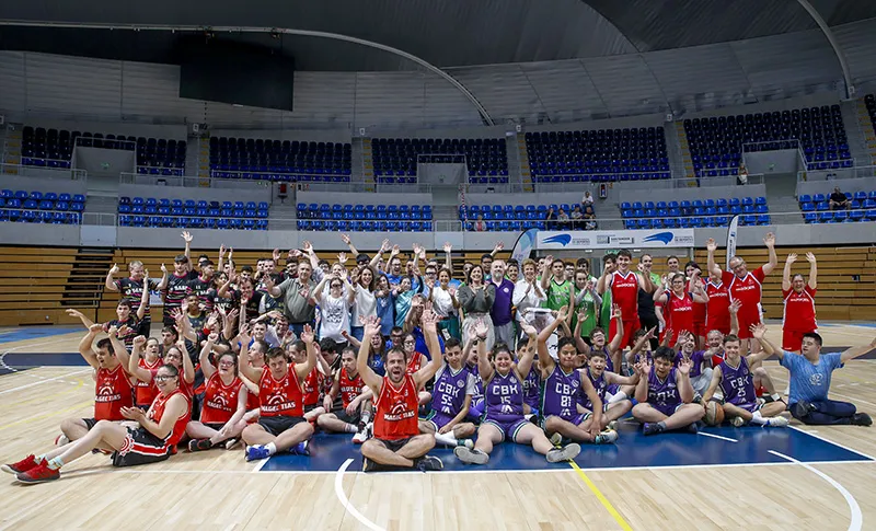 Foto de las autoridades y los participantes en el encuentro deportivo. FOTO: Lara Revilla