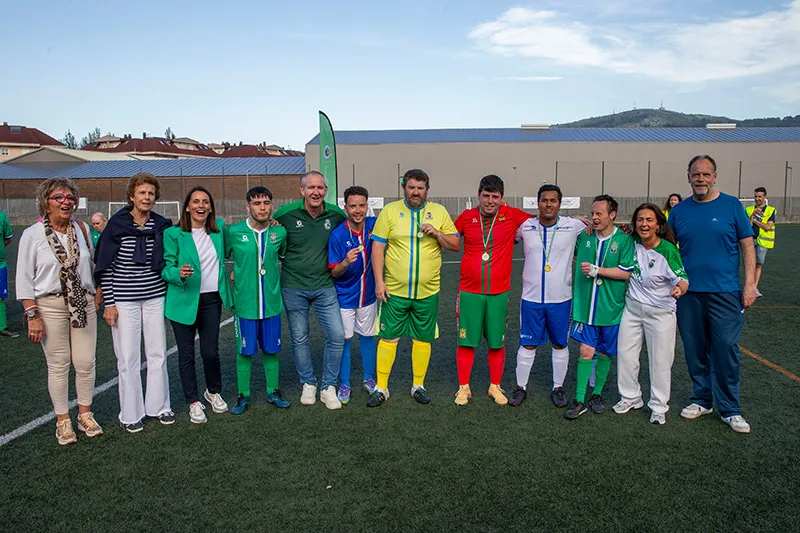 La consejera de Inclusión Social junto a jugadores de los equipos y representantes municipales de los ayuntamientos participantes. (Foto: Miguel López)