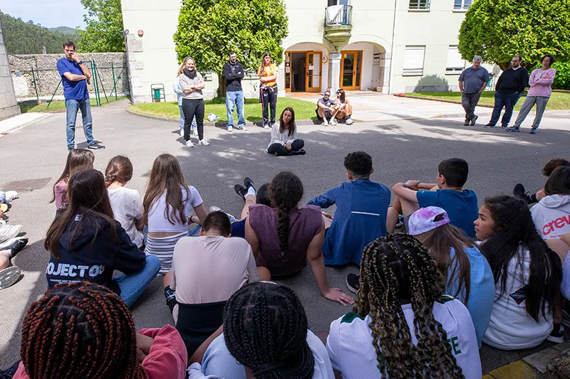 La consejera de Juventud durante el encuentro mantenido con los jóvenes en el albergue Gerardo Diego de Solórzano. (Foto: Miguel López)