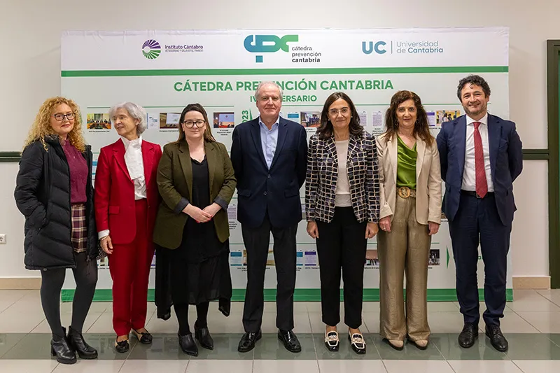 El consejero Arasti, junto al resto de autoridades, en el acto de celebración de la Cátedra (Foto: Miguel López)