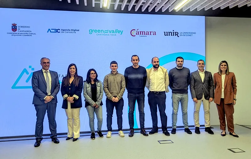 El director general de Innovación, a la izquierda, junto al resto de autoridades y participantes en el evento de presentación, este semana, de la segunda edición de Cantabria Tech Talent (Foto: Oficina de Comunicación)