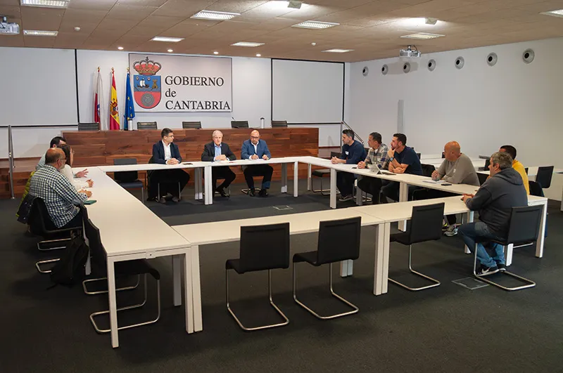 El consejero, durante su reunión con el comité de empresa de Nestlé en la sede de la Consejería (Foto: Jimena Aguirre)