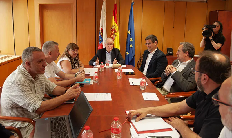 El consejero, junto a sindicatos y patronal, en la reunión del Consejo de Relaciones Laborales (Foto: Jimena Aguirre)