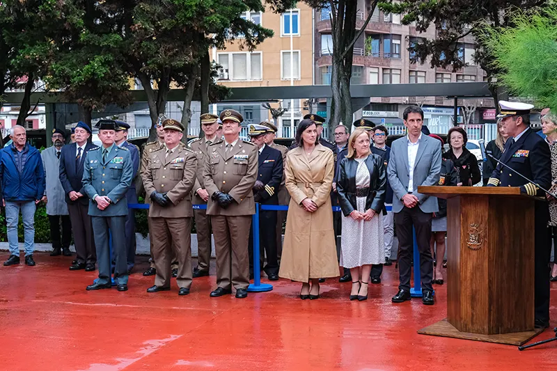 La consejera, junto al resto de autoridades, durante los actos celebrados en los jardines de la Comandancia (Foto: Raúl Lucio)