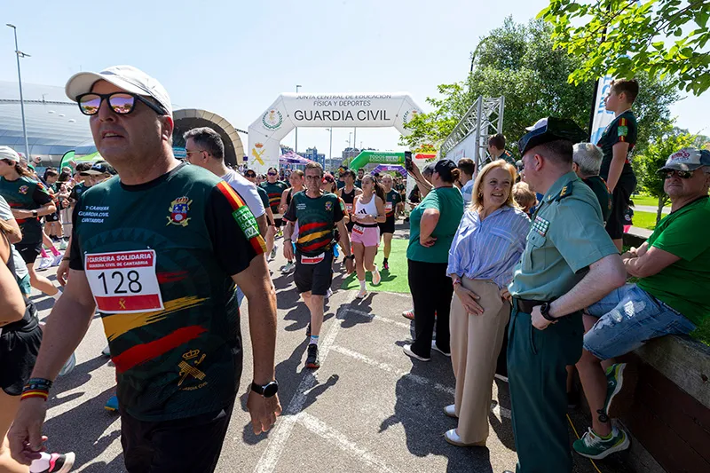 La consejera de Presidencia en el inicio de la carrera solidaria de la Guardia Civil. (Foto: Miguel López)