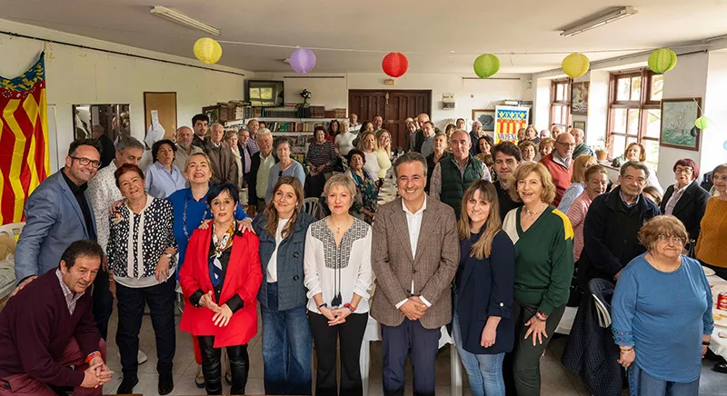 La directora general de Administración Local, junto al alcalde de Camargo y los miembros de la Casa de Valencia en Cantabria (Foto: Oficina de Comunicación)