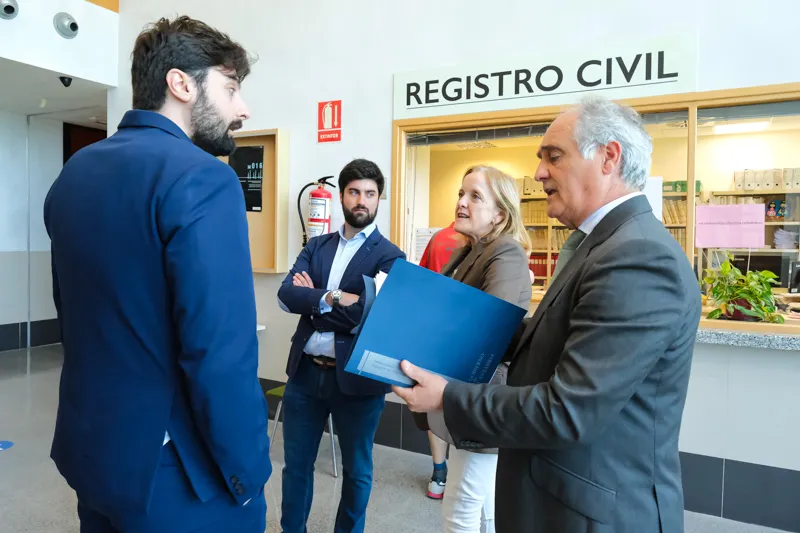 La consejera y el director de Justicia, durante su visita al Tribunal de Instancia de Castro Urdiales (Fotos: Raúl Lucio)