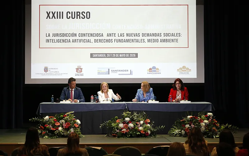 De izquierda a derecha de la imagen, Fernando de la Fuente; Isabel Urrutia; Pilar Jiménez Bados; y Esther Castanedo, duranta la clausura del curso (Foto: Lara Revilla)