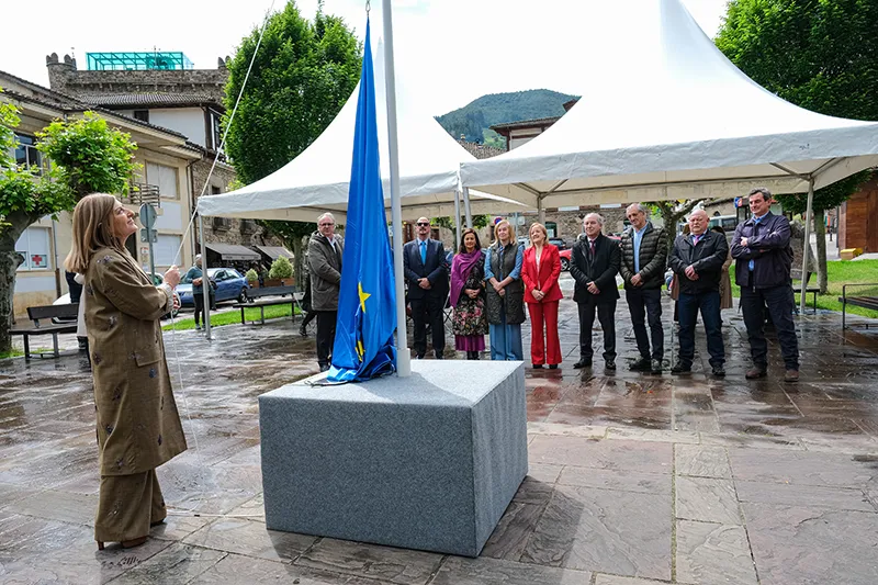 La presidenta de Cantabria, María José Sáenz de Buruaga, iza la bandera de la UE (FOTO: Raúl Lucio)