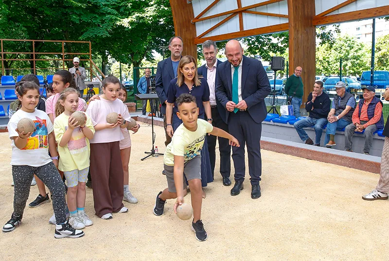 María José Sáenz de Buruaga, Luis Martínez Abad, Miguel González y Alejandro Abad observan la tirada de un alumno del colegio Villa del Mar (FOTO: Lara Revilka)