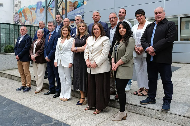 La presidenta, el consejero de Cultura y la directora de la Fundación Camino Lebaniego junto a los representanetes de la Mancomunidad en la sede del Ejecutivo cántabro. FOTO: Raúl Lucio