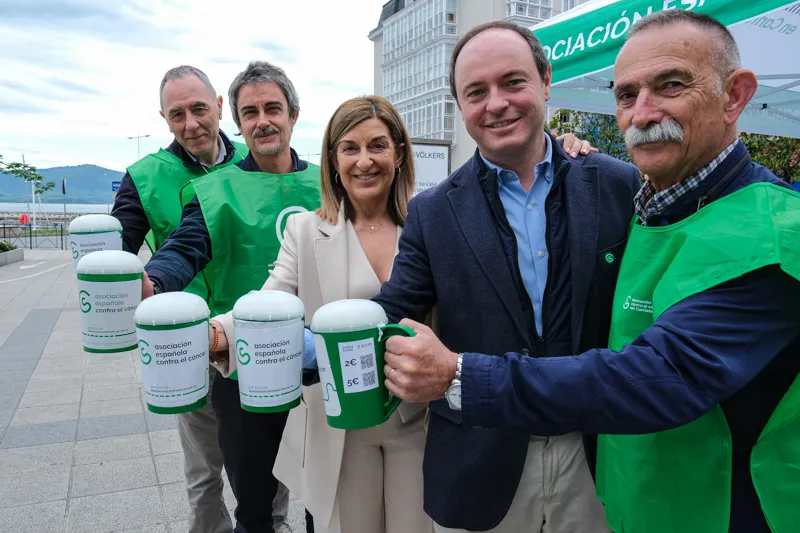 Buruaga y Quijano posan con un grupo de voluntarios de la AECC (FOTO: Raúl Lucio)