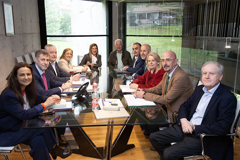 Miembros del Consejo de Gobierno reunidos en el Ayuntamiento de Meruelo (FOTO: Nacho Romero)