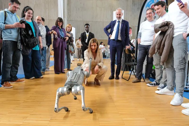 Buruaga observa una demostración de robótica en la muestra instalada en el Palacio de Exposiciones con motivo de la celebración del encuentro de FP (FOTO: Raúl Lucio)