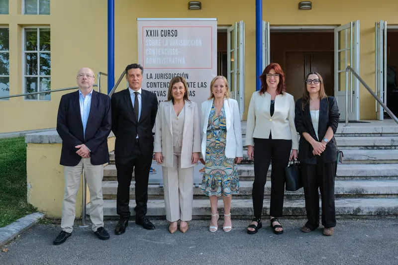 De izuierda a derecha, Jesús Artega, Fernando de la Torre, María José Sáenz de Buruaga, Isabel Urrutia, Esther Castanedo y Elena Pérez, en el exterio del Paraninfo del Palacio de La Magdalena (FOTO: Raúl Lucio)
