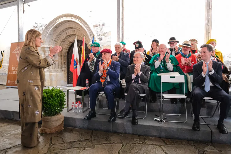 La presidenta, María José Sáenz de Buruaga, aplaude a todos los premiados tras la entrega de los galardones de 2024 y 2025 (FOTO: Raúl Lucio)