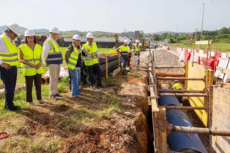 La presidenta de Cantabria y el resto de autoridades en el inicio de las obras del tritubo en Camargo. (Foto: Miguel López)