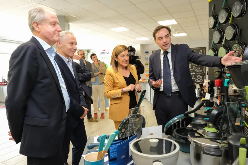  Buruaga inaugura el nuevo almacén automatizado de Vitrinor tras una inversión de 18 millones de euros
