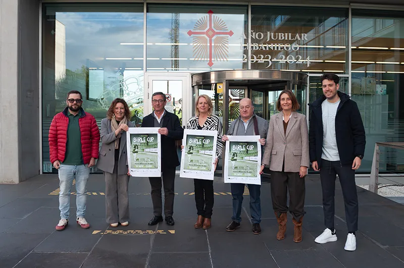 La consejera de Desarrollo Rural, María Jesús Susinos, acompañada de los colaboradores y organizadores posan con el cartel (FOTO: Jimena Aguirre)