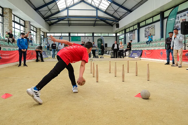La bolera Fernando Astobiza de Santa María de Cayón ha acogida esta iniciativa, que busca impulsar la práctica de los bolos entre los más jóvenes (FOTO: Raúl Lucio)