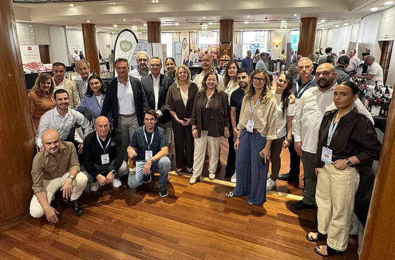 La consejera junto a productores cántabros en la XXI edición de Cantabria Vinos. (Foto: Gobierno de Cantabria)