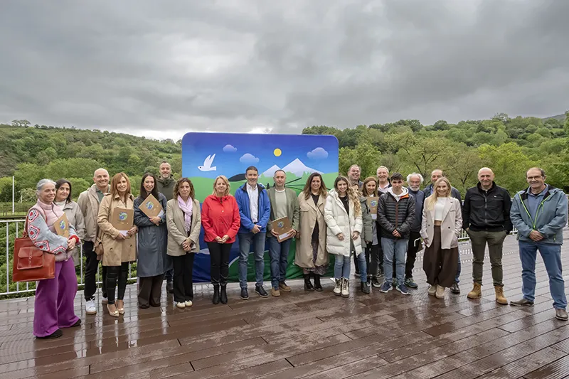 Imagen de familia en la firma de los contratos, en el laberinto de Tielde. (Foto: Gobierno de Cantabria).