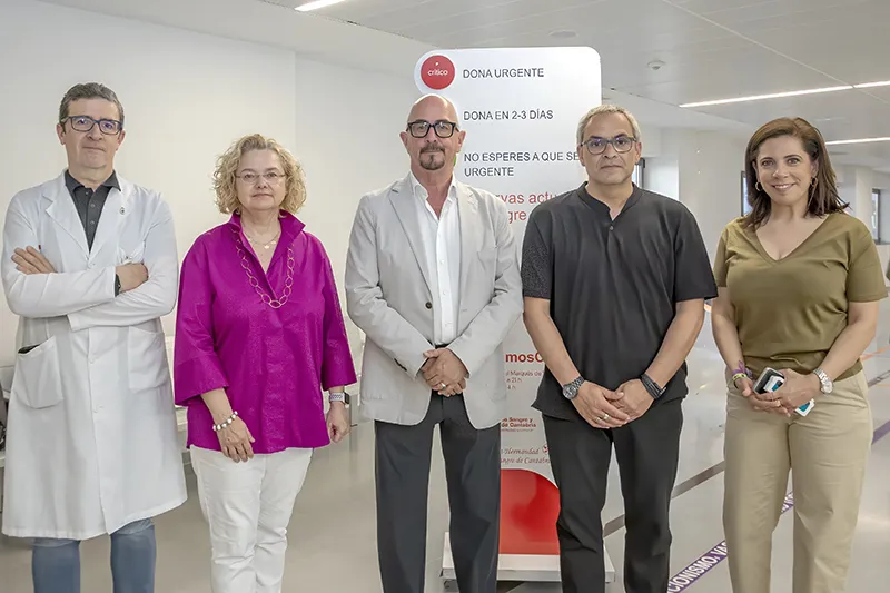 De izquierda a derecha de la imagen, Félix Rubial, María Isabel Priede, César Pascual, Miguel Neiva y Clara Güedes, junto a la cartelería de Urgencias de Valdecilla, ya adaptada (Foto: Emma Portillo)
