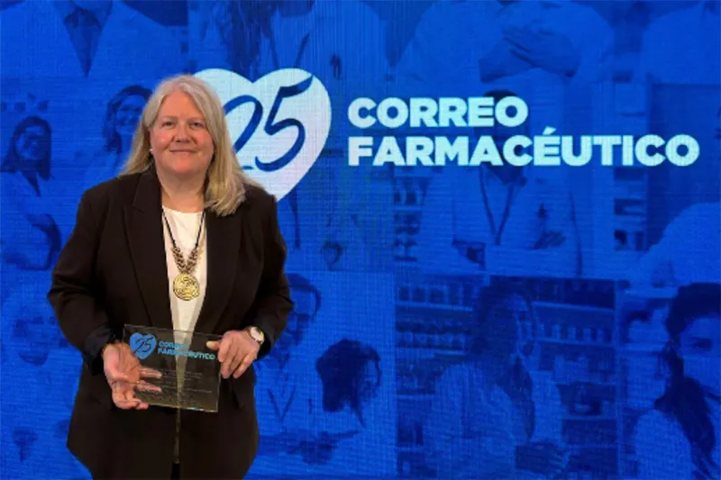 La jefa de Servicio de Farmacia de la Consejería de Salud cántabra, Flora Pérez, durante la recepción del premio nacional (Foto: Gobierno de Cantabria)