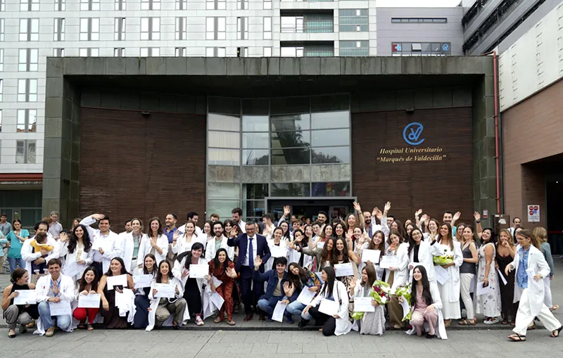 Foto de familia de residentes, tutores y autoridades, tras el acto de despedida celebrado hoy en Valdecilla (Foto: Gobierno de Cantabria)