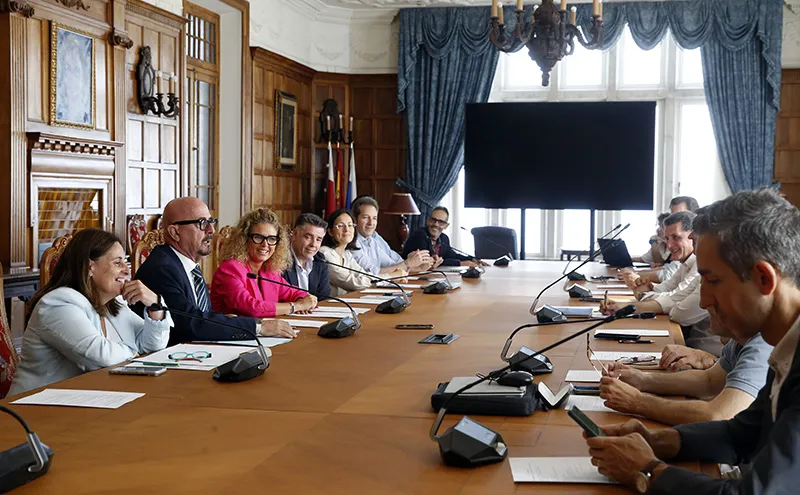 César Pascual, flanqueado por Leticia López (a su derecha) y Ana de la Mora, durante la bienvenida a la jornada, que ha tenido lugar en el Palacio de la Magdalena (Foto: Lara Revilla)