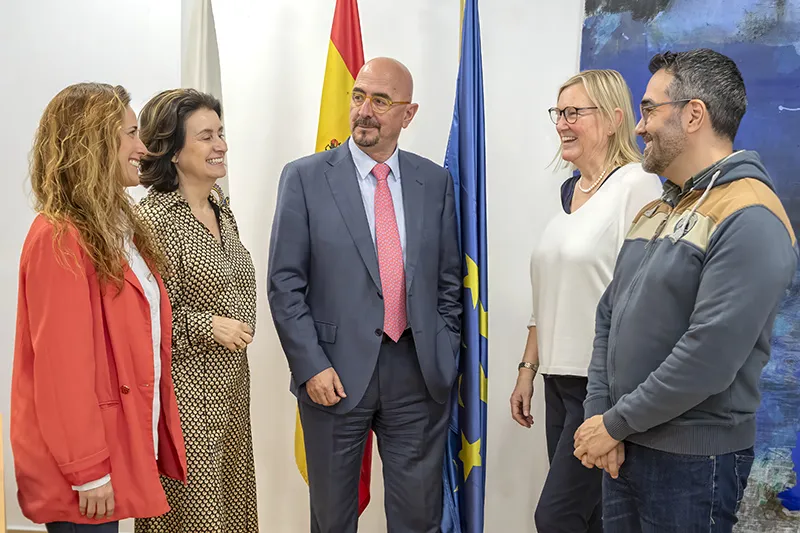 César Pascual (en el centro de la imagen) junto a María Souto y Patricia Corro ( a su derecha) durante la bienvenida a los dos profesionales sanitarios de Portugal y Alemania, que participan en Cantabria el program de intercambio europeo HOPE (Foto: Emma Portillo)