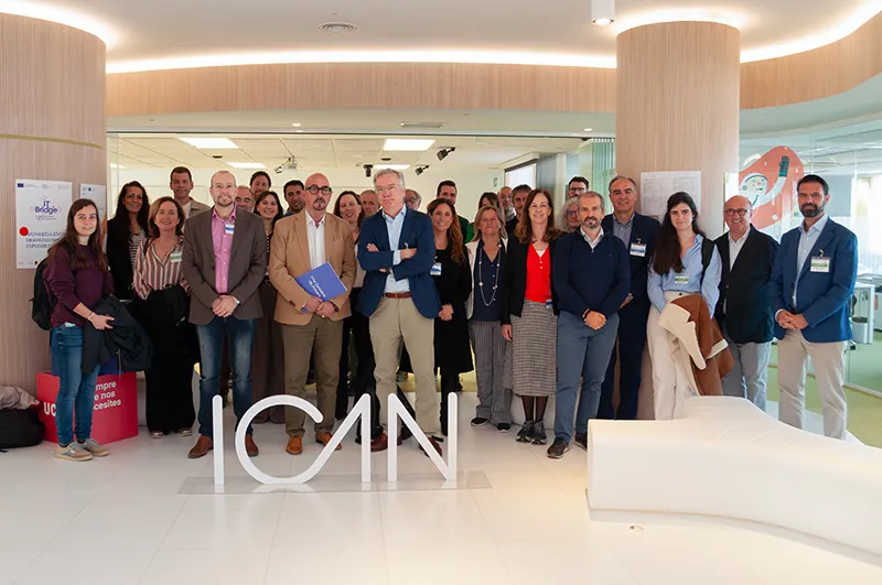 César Pascual (en el centro de la imagen) junto a los representantes de la administración, empresas, academía y ciudadanía durante la jornada participativa para avanzar en el Plan Marco de Innovación en Salud de Cantabria (Foto: Jimena Aguirre)