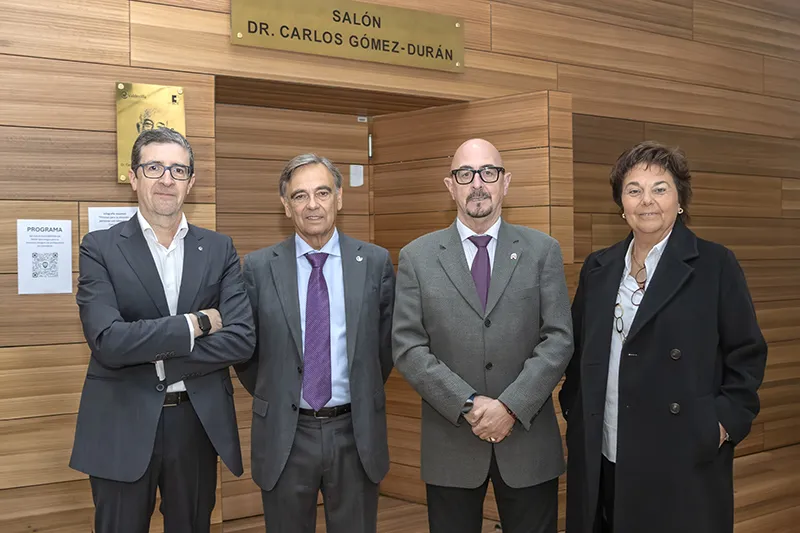 De izquierda a derecha, Félix Rubial, José Francisco Díaz, César Pascual y María Isabel de Frutos, momentos antes de la inauguración de la jornada 'No es solo cuestión de peso' que se ha celebrado hoy en el Hospital Universitario Marqués de Valdecilla (Foto: Emma Portillo)