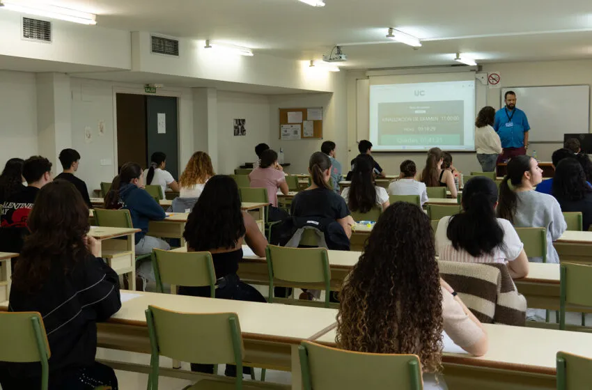 Noticias de Cantabria | El Cántabro | Arranca con total normalidad la PAU 2026 en Cantabria con Elvira Lindo, Carmen Laforet y Karl Marx como protagonistas