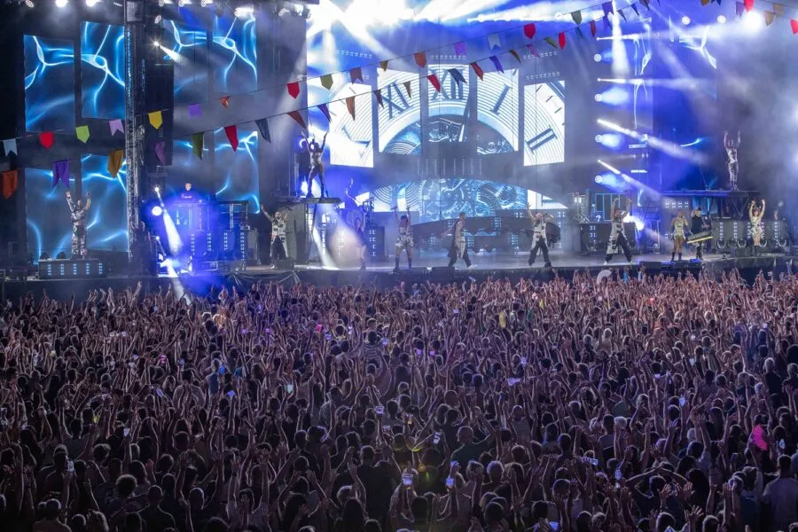 Noticias de Cantabria | El Cántabro | Maliaño congrega a más de 25.000 personas en la noche de San Juan en torno a la hoguera y la actuación de la orquesta Panorama