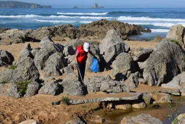 Noticias de Cantabria | El Cántabro | Cruz Roja Cantabria realizará el sábado una recogida de #basuraleza en la playa de Valdearenas, a través del #ProyectoLIBERA para celebrar el #DíaMundialDelMedioAmbiente