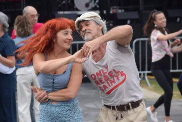 Noticias de Cantabria | El Cántabro | Sábado de baile al aire libre al ritmo del swing y el jazz en las plazas de Liencres