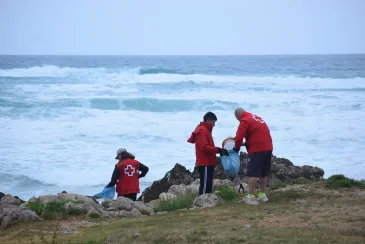 Noticias de Cantabria | El Cántabro | Jose Cacho, técnico de Medio Ambiente de Cruz Roja Cantabria, afirma en la jornada de voluntariado ambiental en la playa de Valdearenas que “el mejor residuo es el que no se genera”