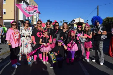 Noticias de Cantabria | El Cántabro | Las Peñas #Piélagosentretodos imparten en Renedo una clase de cultura ochentera a pie de calle