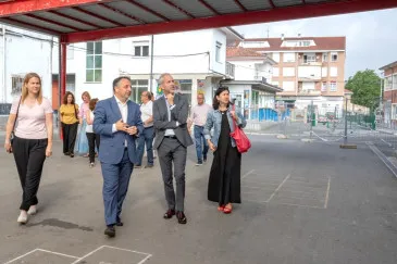  La Consejería de Educación invierte 160.000 euros en reparar la fachada del CEIP Virgen de Valencia y anuncia la licitación de la ampliación del IES Valle de Piélagos para el mes de julio