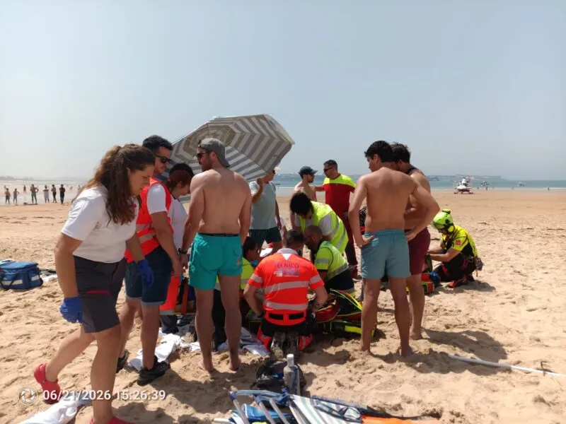 Noticias de Cantabria | El Cántabro | Los socorristas salvan la vida a un hombre de 82 años tras sufrir una parada cardiorrespiratoria en la playa de Loredo