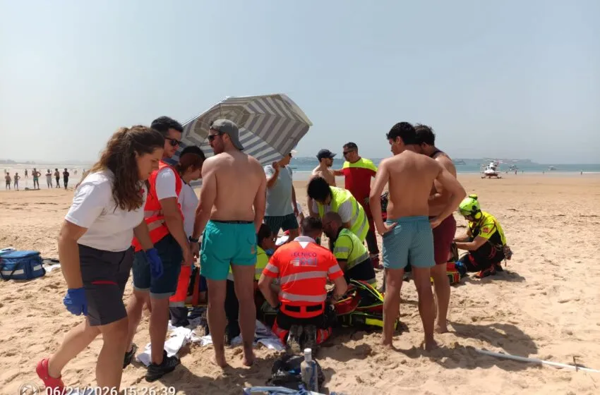  Los socorristas salvan la vida a un hombre de 82 años tras sufrir una parada cardiorrespiratoria en la playa de Loredo